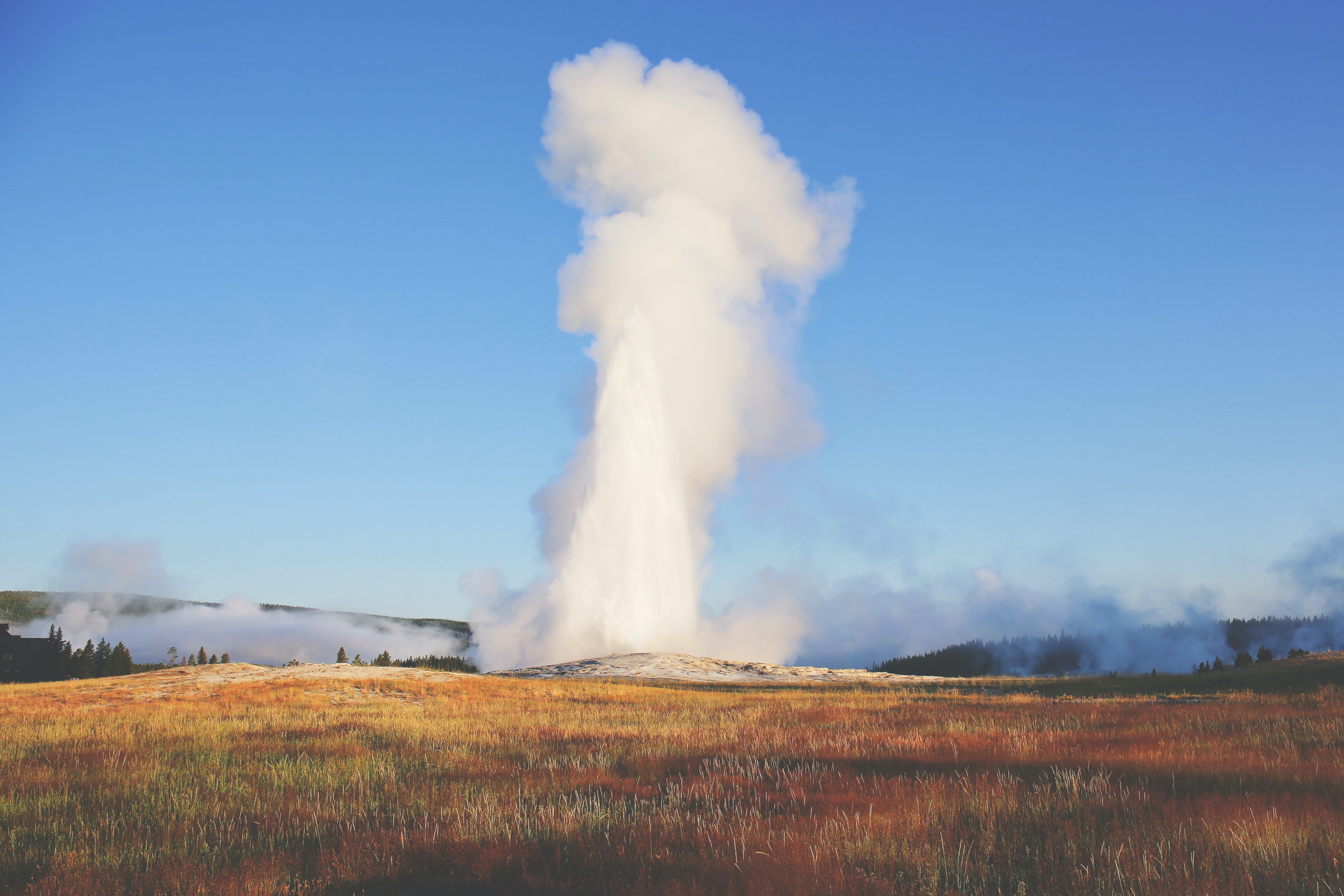 Паровой гейзер. Yellowstone National Park old Faithful. Гейзер old Faithful. Гейзер пар. Гейзер дым.