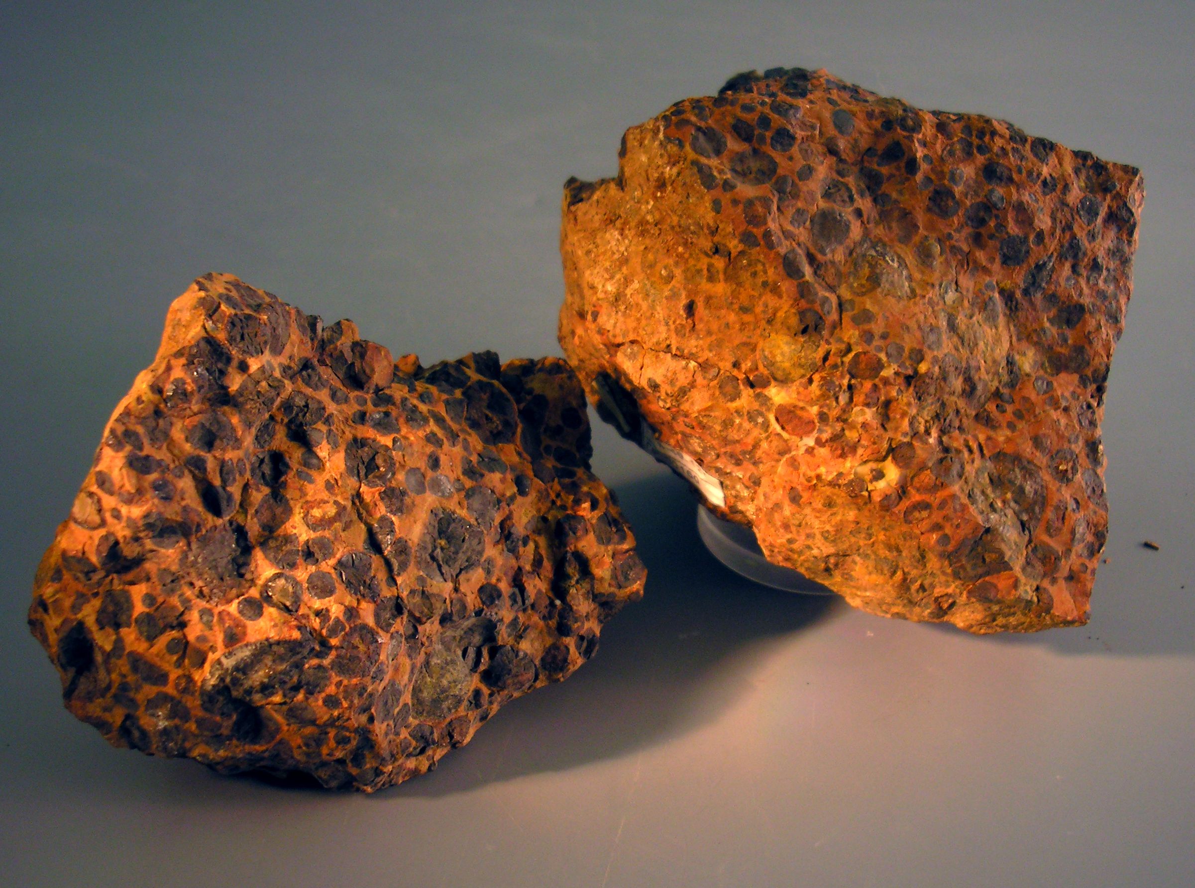 Алюминиевые руды полезные ископаемые. Боксит минерал. Алюминий руды боксит. Боксит Горная порода. Боксит алюминиевая руда.